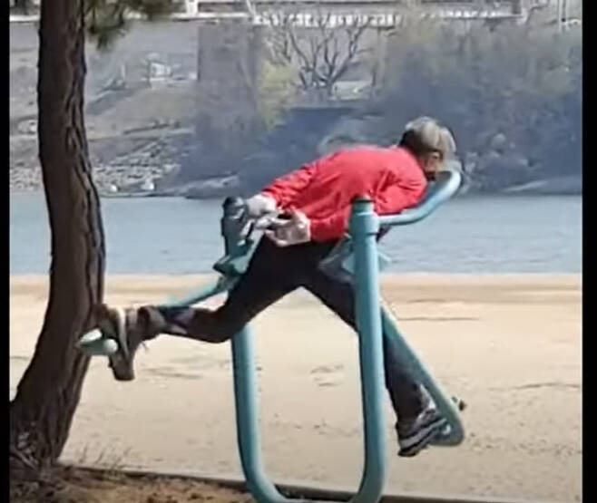 한 노인이 공원 운동 기구를 이용하고 있는 모습. /사진=유튜브 캡처