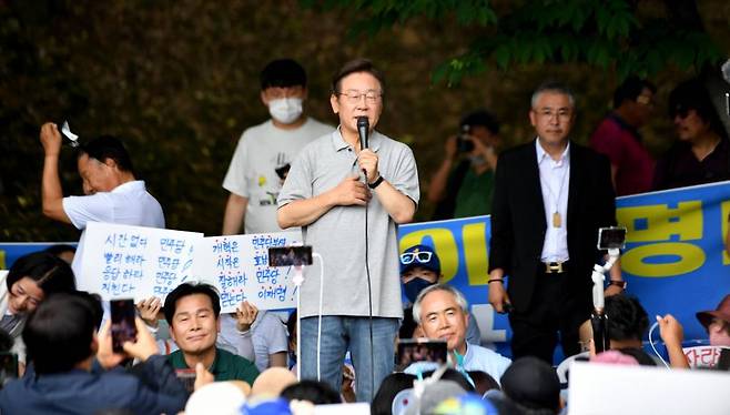 이재명 더불어민주당 의원이 이달 10일 광주 서구 무각사에서 열린 '이재명과 위로걸음' 만남에서 지지자들을 향해 연설하고 있다. / 사진제공=뉴시스