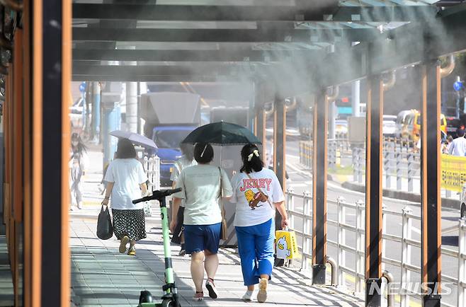 [제주=뉴시스] 우장호 기자 = 본격적인 더위가 시작된다는 절기 소서(小暑)를 하루 앞둔 6일 오후 제주시청 인근 버스정류장에 폭염피해에 대비한 쿨링포그(Cooling Fog) 시스템이 작동되고 있다. 제주 북부 지역은 지난달 26일 이후 11일 연속 폭염특보가 발효 중이다. 2022.07.06. woo1223@newsis.com