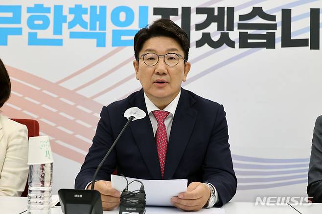 [서울=뉴시스] 김선웅 기자 = 권성동 국민의힘 당대표 직무대행 겸 원내대표가 17일 서울 여의도 국회에서 원내대표 취임 100일 기자간담회를 하고 있다. (공동취재사진) 2022.07.17. photo@newsis.com