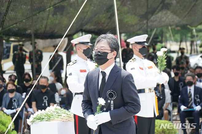 [서울=뉴시스] 김승민 기자 = 유승민 전 국민의힘 의원이 17일 경북 포항특정경비지역사령부에서 열린 마린온 순직장병 4주기 추모행사에 참석했다. (사진=유승민 페이스북) 2022.07.17. photo@newsis.com