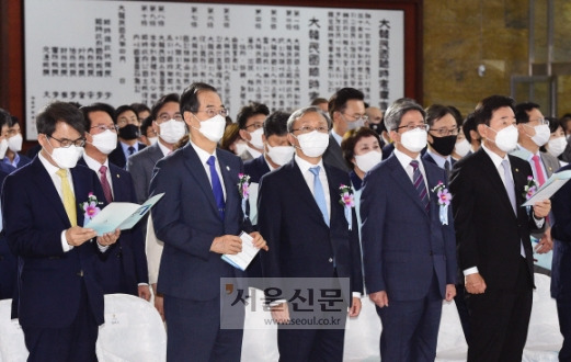 제헌절 노래 제창하는 5부 요인 - 한덕수 국무총리가 17일 국회에서 열린 제헌절 경축행사에서 제헌절 노래를 제창하고 있다. 첫 줄 왼쪽부터 노태악 중앙선거관리위원장, 한 총리, 유남석 헌법재판소장, 김명수 대법원장, 김진표 국회의장.김명국 기자