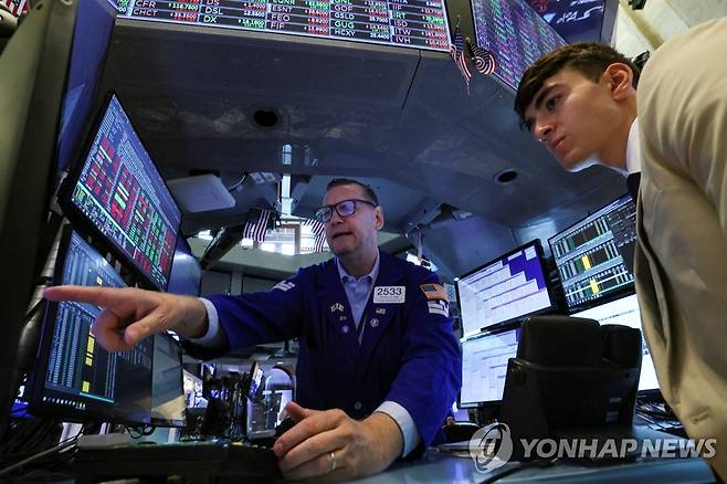 NYSE 입회장에 트레이더들의 모습