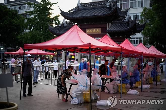 대단위 코로나19 검사 시작한 중국 상하이 (상하이 로이터=연합뉴스) 12일 중국 상하이 시내 진료소에서 주민들이 줄지어 코로나19 검사를 받고 있다. 상하이는 전체 16개구 중 9개구를 대상으로 이날부터 사흘 동안 두 차례의 PCR(유전자증폭) 검사를 한다. 2022.7.17 jsmoon@yna.co.kr