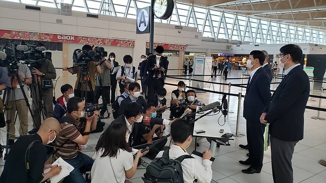 대한항공 인천-삿포로 노선 운항 재개  (도쿄=연합뉴스) 김호준 특파원 = 이석우 대한항공 일본지역본부장(왼쪽)이 17일 일본 삿포로 신치토세공항에서 인천-삿포로 노선 재개를 취재하러 온 일본 취재진 앞에서 발언하고 있다. 2022.07.17 hojun@yna.co.kr [대한항공 제공]