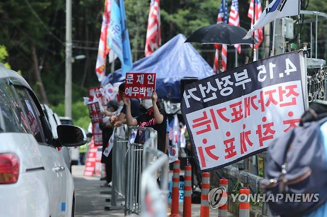 평산마을 문 전 대통령 반대 시위 (양산=연합뉴스) 이정훈 기자 = 문재인 전 대통령에 반대하는 단체 회원들이 17일 낮 문 전 대통령 사저가 있는 경남 양산시 하북면 지산리 평산마을에 모여 문 전 대통령 수사, 전직 대통령 예우박탈 등을 주장하는 집회를 하고 있다. 반대단체 회원들이 지나가는 차량을 향해 문 전 대통령을 비난하는 내용의 피켓 등을 흔들고 있다. 2022.7.17 seaman@yna.co.kr