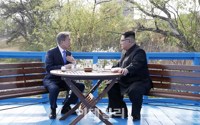 문재인 대통령과 김정은 국무위원장이 지난 2018년 4월 27일 남북정상회담에서 판문점 내 군사분계선 표식물이 있는 ‘도보다리’에서 담소를 나누고 있다. (한국공동사진기자단)