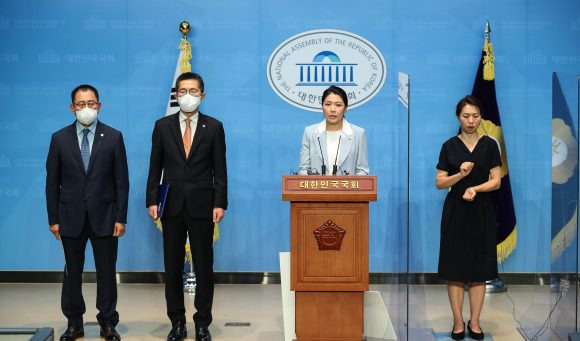 대한의사협회와 대한약사회, 신형영 더불어민주당 의원이 18일 비대면 진료 정착을 위한 대책 마련을 촉구하고 있다. (왼쪽부터) 최광훈 대한약사회 회장, 이필수 대한의사협회 회장, 신 의원. [사진=뉴스1]