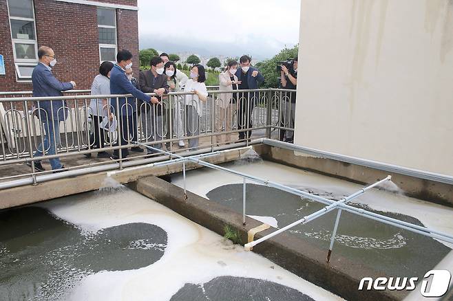 지난 11일 오후 창원 석동정수장 유충 규명 특별조사위원회가 석동정수장을 방문해 원인 규명을 위한 현장 점검을 하고 있다.(창원시 제공)© 뉴스1