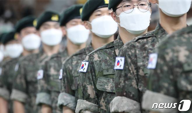 지난달 29일 충남 논산 육군훈련소 연무관에서 열린 22-37기 26교육연대 2교육대 신병 수료식에서 장병들이 도열해 있다. (사진은 기사 내용과 직접적인 관련 없음) 2022.6.29/뉴스1 © News1 김기태 기자