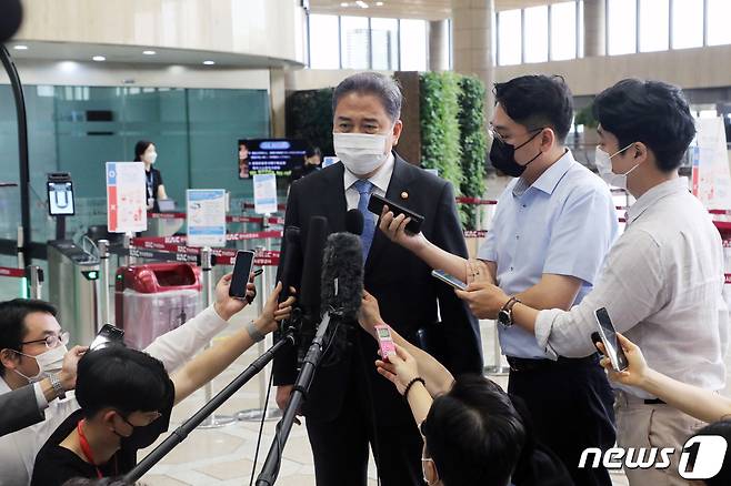 박진 외교부 장관이 18일 오후 김포국제공항에서 출국 전 취재진의 질문에 답하고 있다. 2022.7.18/뉴스1 © News1 황기선 기자