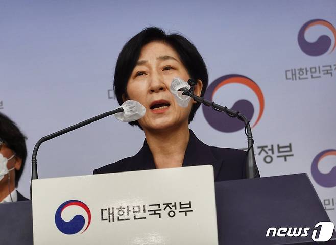 한화진 환경부 장관이 18일 오전 정부서울청사 외교부 브리핑룸에서 윤석열 대통령에 대한 업무보고 전 브리핑을 가지고 있다. © 뉴스1 황덕현 기자