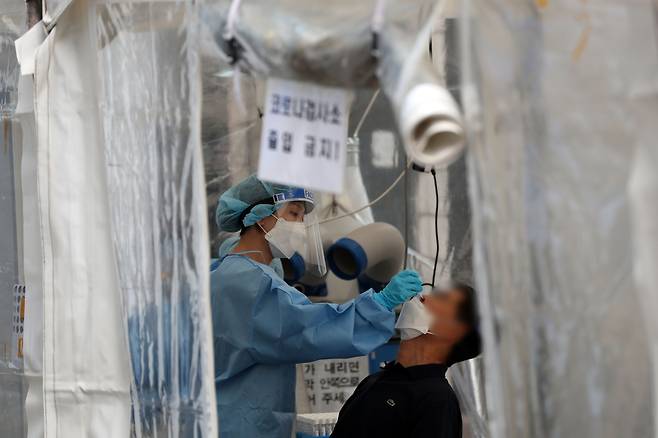 18일 오전 서울 양천구보건소 신종 코로나 바이러스 감염증(코로나19) 선별진료소에서 시민이 검사를 받고 있다./뉴스1