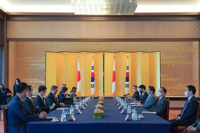 박진 외교부 장관과 하야시 요시마사 일본 외무상이 18일 오후 일본 도쿄 미나토구 소재 외무성 이쿠라 공관에서 만나 회담을 갖고 있다./외교부 제공