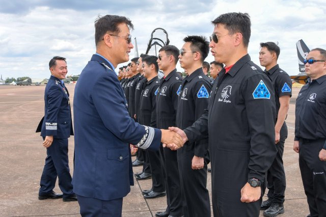 정상화 공군참모총장이 영국 RIAT 에어쇼에서 대한민국 공군 특수비행팀 블랙이글스 조종사와 임무 요원들을 격려하고 있다. 공군 제공