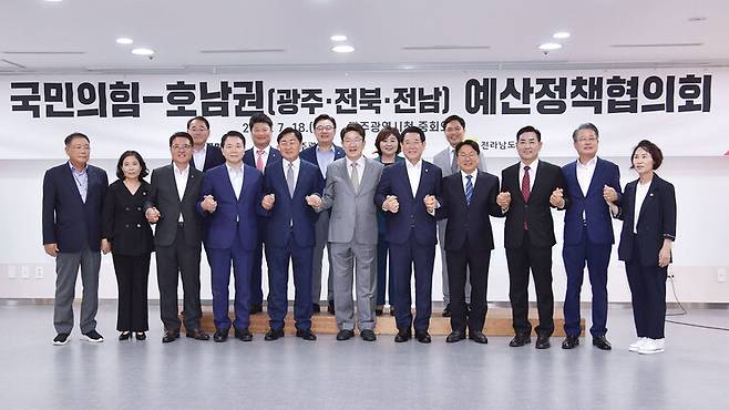 강기정 광주광역시장이 18일 오후 시청 중회의실에서 열린 \