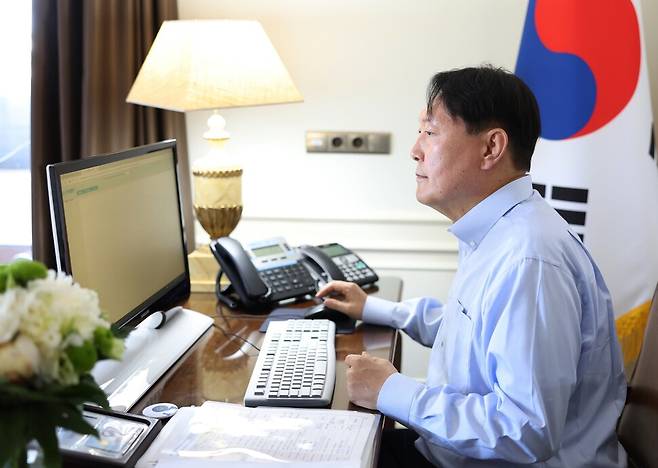 대통령실은 2022년 7월3일 나토 정상회의 참석차 스페인 마드리드를 방문한 윤석열 대통령이 호텔에서 컴퓨터로 일하는 모습이 담긴 사진을 공개했다. 이 사진은 컴퓨터 화면에 아무런 내용이 없어 논란이 됐다. 대통령실 제공