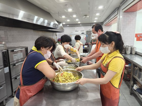 부산연탄은행과 부산 중구 팔각회 자원봉사자들이 무료급식을 준비하고 있다