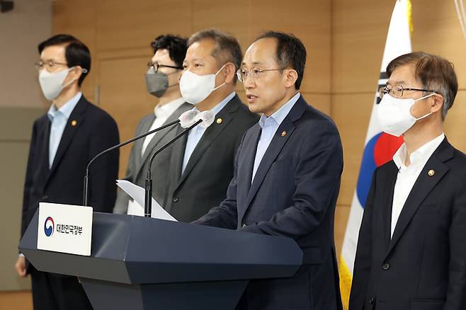 추경호 경제부총리 겸 기획재정부 장관이 18일 오후 정부서울청사 브리핑실에서 대우조선해양 하청업체 노동조합 파업과 관련한 담화문을 발표하고 있다. 이날 발표장에는 한동훈 법무부 장관과 이상민 행정안전부 장관, 이정식 고용노동부 장관, 이창양 산업통상자원부 장관이 함께 참석했다. 연합뉴스