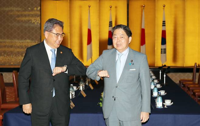 18일 오후 일본 도쿄도 미나토구 소재 외무성 이쿠라공관에서 박진(왼쪽) 한국 외교부 장관과 하야시 요시마사 일본 외무상이 회담에 앞서 팔꿈치를 맞대며 인사를 나누고 있다.  연합뉴스