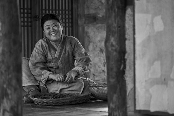 Mrs. Gageo is a real figure that is mentioned in Jeong Yak-jeon's "Jasaneobo," but most of the details about her are fiction. The character is played by actor Lee Jung-eun. [MEGABOX PLUS M]