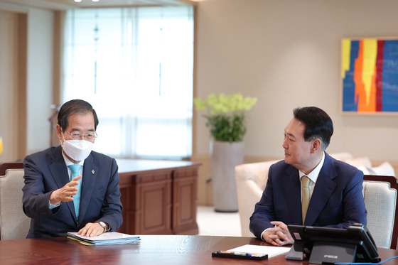 윤석열 대통령이 13일 용산 대통령실 집무실에서 열린 한덕수 국무총리와의 첫 주례회동 사전 환담에서 한 총리의 발언을 경청하고 있다. (대통령실 제공) /사진=뉴스1