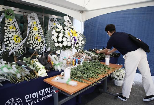 18일 인천시 미추홀구 인하대학교 캠퍼스 안에 '인하대생 성폭행 추락사' 피해자를 위한 추모 공간이 마련돼 있다. [연합]