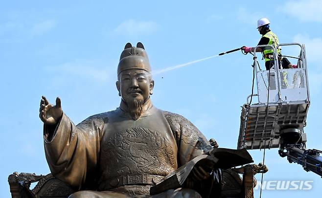 [서울=뉴시스] 백동현 기자 = 18일 오전 서울 종로구 광화문광장에서 관계자가 세종대왕상을 세척하고 있다. 광화문광장 동상 세척은 지난 2020년 4월 세척 이후 27개월 만에 재개되는 것이다. (공동취재사진) 2022.07.18. photo@newsis.com