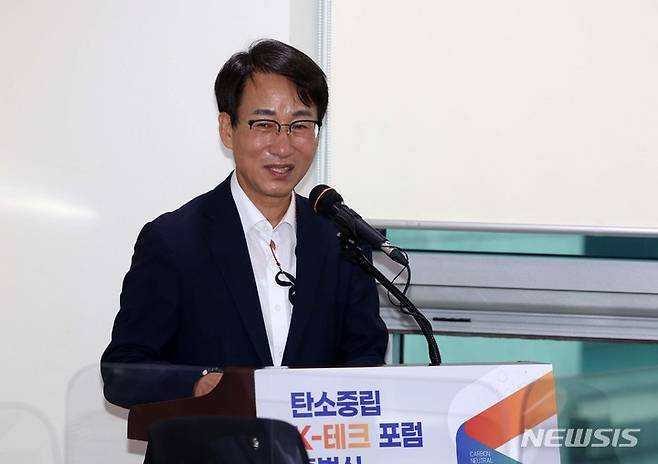 [서울=뉴시스] 고범준 기자 = 5일 서울 여의도 국회의원회관에서 열린 탄소중립 K-테크 포럼 출범식에서 이원욱 더불어민주당 의원이 축사를 하고 있다. (공동취재사진) 2022.07.05. photo@newsis.com