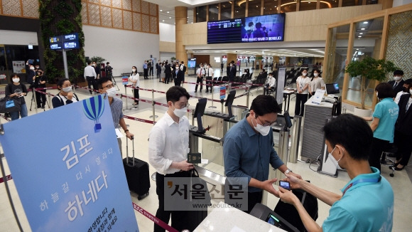 김포-하네다 노선의 운항을 재개한 29일 오전 서울 강서구 김포공항 국제선 청사에서 승객들이 비행기에 탑승하고 있다. 2022.06.29 박윤슬 기자