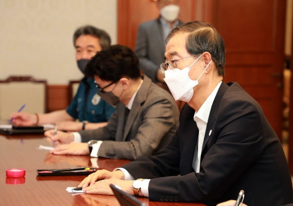 한덕수 국무총리가 18일 서울 종로구 정부서울청사에서 대우조선해양 하청업체 파업관련 관계장관회의를 주재하고 있다. 이날 회의에는 추경호 부총리 겸 기획재정부 장관, 이창양 산업통상자원부 장관, 이상민 행저안전부 장관, 이정식 고용노동부 장관 등이 참석했다. (사진=행정안전부 제공)