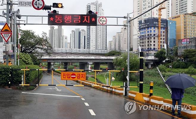 부산에 호우주의보…도로 통제 (부산=연합뉴스) 강덕철 기자 = 부산에 호우주의보가 내려진 18일 오전 동래구 온천천 세병교 아래 하상도로가 차량 통행이 통제되고 있다. 2022.7.18 kangdcc@yna.co.kr