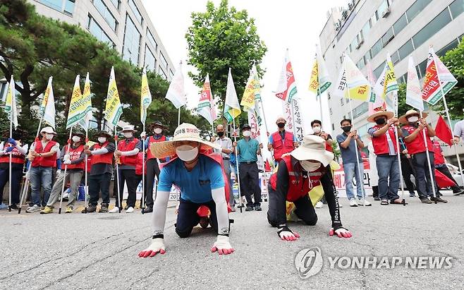 대통령 집무실 앞까지 '기어가기' 시위 (성남=연합뉴스) 홍기원 기자 = 18일 오전 경기도 성남시 LH경기지역본부 앞에서 공공주택지구 전국연대 대책협의회(공전협) 관계자들이 강제수용정책 철폐 및 원주민 생존권 보장 등을 요구하며 '기어가기' 시위를 하고 있다. 
    공전협은 LH경기지역본부에서 출발해 25일 오후 4시 서울 용산 대통령집무실 앞까지 40km 구간에서 '기어가기' 시위를 진행한다. 2022.7.18 xanadu@yna.co.kr