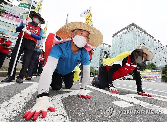 대통령 집무실 앞까지 '기어가기' 시위 (성남=연합뉴스) 홍기원 기자 = 18일 오전 경기도 성남시 LH경기지역본부 앞에서 공공주택지구 전국연대 대책협의회(공전협) 관계자들이 강제수용정책 철폐 및 원주민 생존권 보장 등을 요구하며 '기어가기' 시위를 하고 있다. 
    공전협은 LH경기지역본부에서 출발해 25일 오후 4시 서울 용산 대통령집무실 앞까지 40km 구간에서 '기어가기' 시위를 진행한다. 2022.7.18 xanadu@yna.co.kr