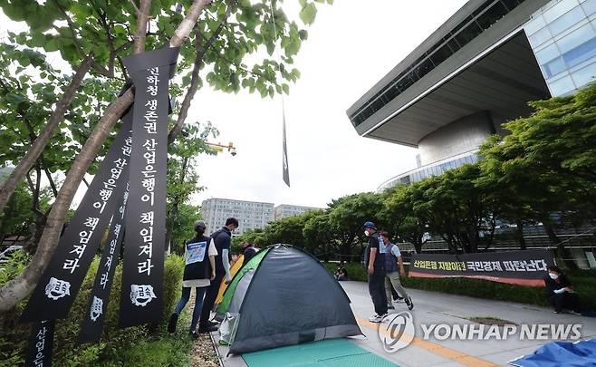 무기한 단식농성 준비하는 대우조선 하청 노동자들 (서울=연합뉴스) 류영석 기자 = 14일 오후 서울 여의도 산업은행 앞에서 전국금속노동조합 관계자 등이 대우조선 하청 노동자의 임금및 노동조건의 개선을 촉구하는 단식농성을 하기 위해 텐트를 펼치고 있다. 2022.7.14 ondol@yna.co.kr