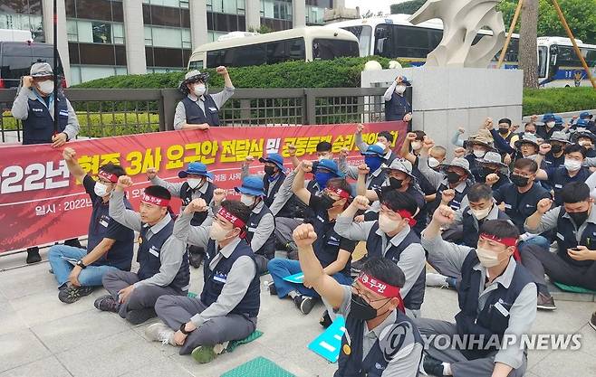 집회하는 현대중공업그룹 조선3사 노동조합 (울산=연합뉴스) 현대중공업그룹 조선 3사(현대중공업·현대미포조선·삼호중공업) 노동조합이 18일 서울 계동 현대 사옥 앞에서 올해 임금 및 단체협약 공동교섭을 사측에 요구하는 집회를 하고 있다. 2022.7.18 [현대중공업 노조 제공. 재판매 및 DB 금지] canto@yna.co.kr