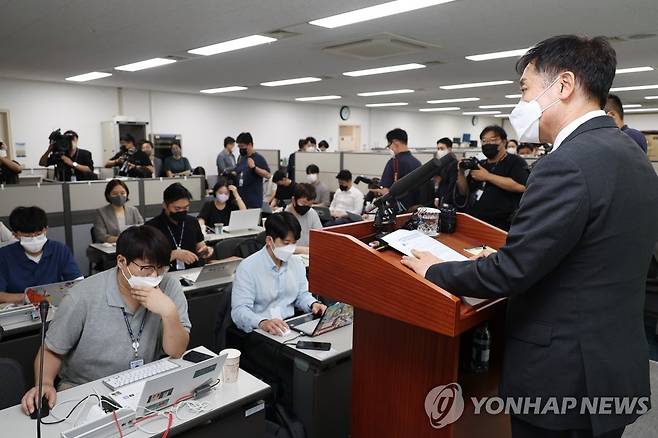 금융부문 민생안정과제 설명하는 김주현 금융위원장 (서울=연합뉴스) 김승두 기자 = 김주현 금융위원장이 18일 정부서울청사 기자실에서 금융부문 민생안정과제와 관련된 추가 설명을 하고 있다. 2022.7.18 kimsdoo@yna.co.kr