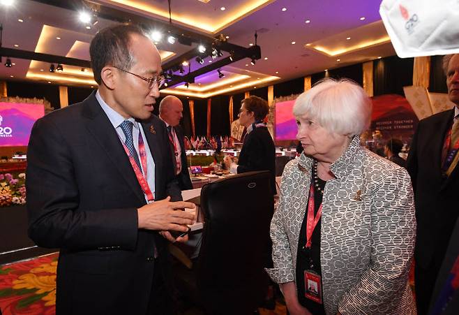 G20 재무장관·중앙은행총재회의 참석차 인도네시아 발리를 방문 중인 추경호 경제부총리 겸 기획재정부 장관이 15일 발리 누사두아 컨벤션센터(BNDCC)에서 재닛 옐런 미국 재무장관과 환담을 하고 있다. (사진=기재부)