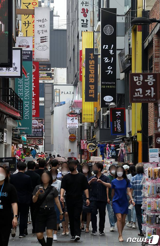 최근 전국적으로 코로나19 재확산 조짐을 보이면서 자영업계가 긴장하고 있다. 자영업자들은 무려 3년 만에 사회적 거리두기가 없는 여름휴가철 대목을 맞아 그 어느 때보다 기대감이 높은 상황에서 이같은 확산세가 찬물을 끼얹지 않을까 노심초사하고 있다.© News1