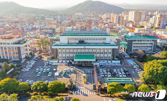 환경부가 1단계 지방상수도 현대화사업으로 전국 지방자치단체에서 2017년부터 2021년까지 5년간 1조3541억원의 국비를 지원했지만 제주도는 이 기간 400억원 가량을 지원받는데 그친 것으로 파악됐다. 이는 (제주=뉴스1) 강승남 기자 = 제주도가 과거 유수율(정수장이 공급하는 수돗물이 각 가정에 도달하는 비율)을 '허위'로 보고한 탓에 사업초기 지원대상에서 배제됐기 때문이다. 제주도청 전경(제주도 제공).2022.6.18/뉴스1 © News1 DB