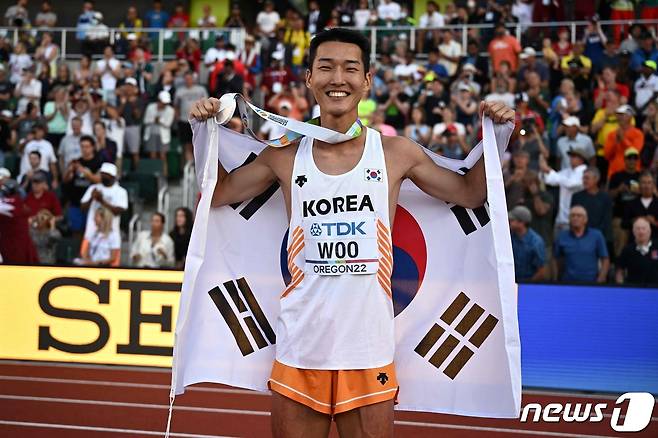 세계육상선수권대회 높이뛰기에서 은메달을 목에 건 우상혁. © AFP=뉴스1