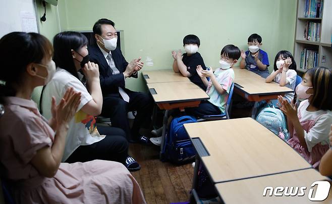 윤석열 대통령이 19일 오후 서울 종로구 참신나는학교 지역아동센터를 찾아 씨앗반(초등학교 1~2학년) 어린이들의 환영 박수를 받고 있다. 대통령실사진기자단 2022.7.19/뉴스1 © News1 안은나 기자