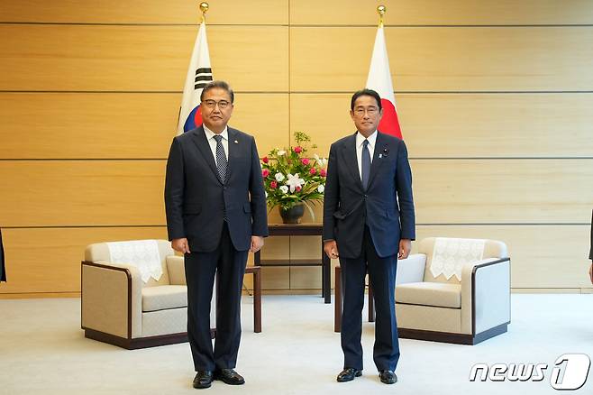 박진 외교부 장관이 19일 오후 일본 총리 관저에서 기시다 후미오 총리를 예방한 후 기념 촬영을 하고 있다. 일본 총리가 한국 외교장관을 만나는 것은 2018년 8월 아베 신조 당시 총리가 강경화 장관과 회담을 한 이후 4년 만이다. (외교부 제공) 2022.7.19/뉴스1