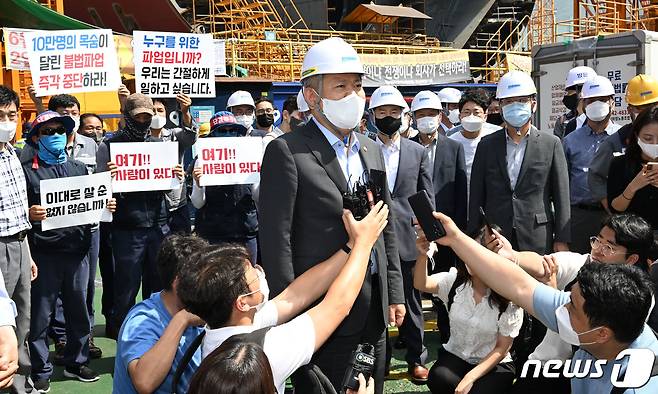 이상민 행정안전부 장관이 19일 거제·통영·고성 조선하청지회 조합원 점거 농성 중인 대우조선해양 1도크 방문에 앞서 취재진들과 인터뷰를 하고 있다.(공동취재) 2022.7.19/뉴스1 © News1 김영훈 기자