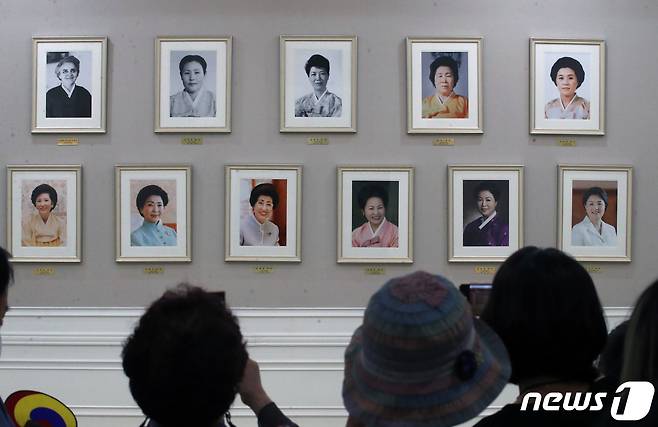 19일 밤 서울 종로구 청와대에서 열린 '청와대, 한여름 밤의 산책' 언론공개 행사에서 참석자들이 본관을 관람하고 있다.  2022.7.19/뉴스1 © News1 송원영 기자