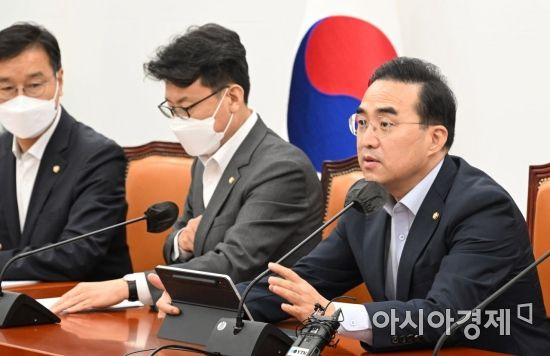 박홍근 더불어민주당 원내대표가 19일 국회에서 열린 원내대책회의에 참석, 모두발언을 하고 있다./윤동주 기자 doso7@