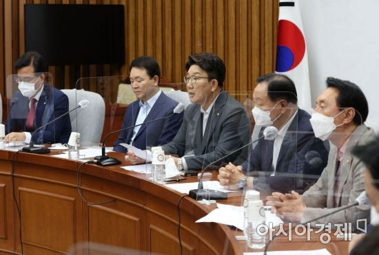 권성동 국민의힘 대표 직무대행이 19일 국회에서 열린 원내대책회의에 참석, 모두발언을 하고 있다./윤동주 기자 doso7@