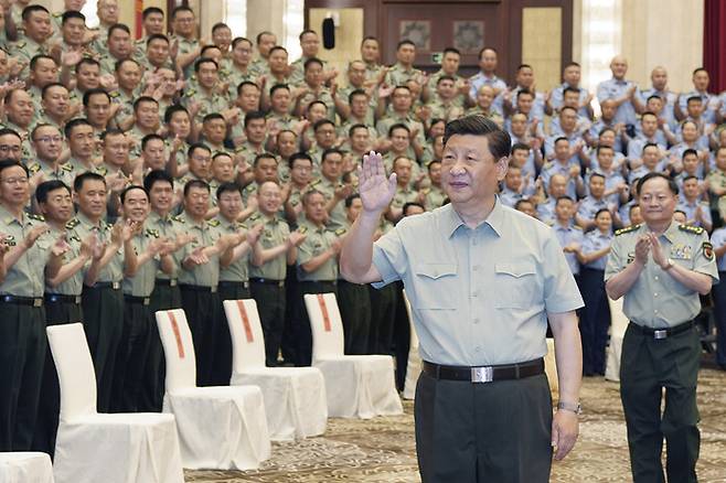 시진핑 중국 국가주석이 15일 신장웨이우얼(위구르) 자치구에서 군인들에게 손을 들고 있다. 신장웨이우얼/AP 연합뉴스