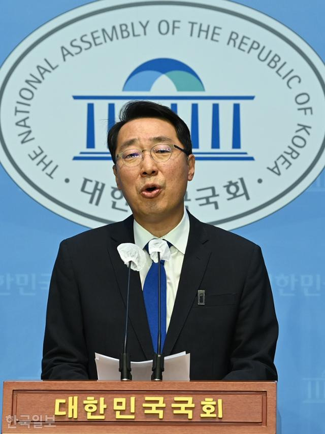 윤영찬 더불어민주당 의원이 12일 국회 소통관에서 최고위원 출마 선언 기자회견을 하고 있다. 오대근 기자