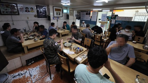 지난달 22일 부산 우암동 소막마을 내 내호냉면. 점심시간 식당 내부를 가득 채운 손님들이 주문한 음식이 나오기를 기다리고 있다. 송봉근 기자